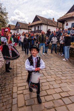 Holloko, Macaristan, 18 Haziran 2022 - UNESCO Dünya Mirası Sitesi Holloko 'da düzenlenen geleneksel Holloko Paskalya Festivali