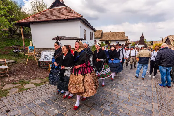 Holloko, Macaristan, 18 Haziran 2022 - UNESCO Dünya Mirası Sitesi Holloko 'da düzenlenen geleneksel Holloko Paskalya Festivali