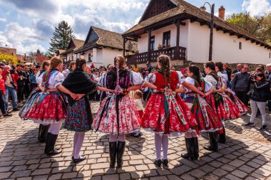 Holloko, Macaristan, 18 Haziran 2022 - UNESCO Dünya Mirası Sitesi Holloko 'da düzenlenen geleneksel Holloko Paskalya Festivali
