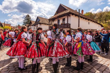 Holloko, Macaristan, 18 Haziran 2022 - UNESCO Dünya Mirası Sitesi Holloko 'da düzenlenen geleneksel Holloko Paskalya Festivali