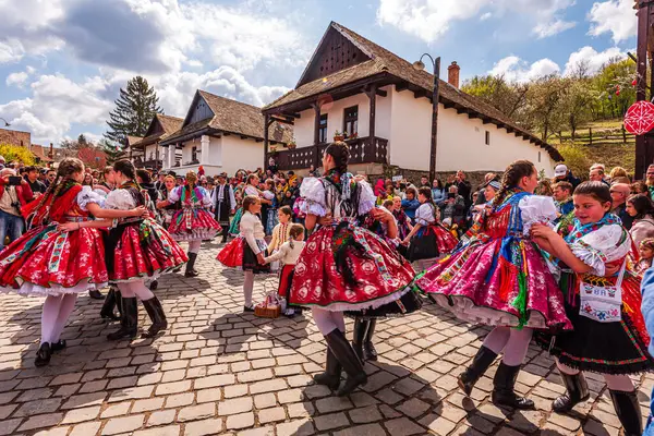 Holloko, Macaristan, 18 Haziran 2022 - UNESCO Dünya Mirası Sitesi Holloko 'da düzenlenen geleneksel Holloko Paskalya Festivali