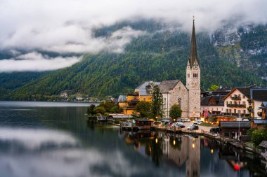 UNESCO 'nun dünya mirası alanı Hallstatt by the Hallstatter Avusturya' da sabah erken saatlerde puslu bulutlarda.