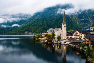 UNESCO 'nun dünya mirası alanı Hallstatt by the Hallstatter Avusturya' da sabah erken saatlerde puslu bulutlarda.