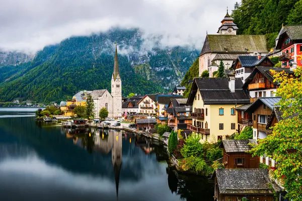 UNESCO 'nun dünya mirası alanı Hallstatt by the Hallstatter Avusturya' da sabah erken saatlerde puslu bulutlarda.