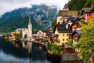 UNESCO 'nun dünya mirası alanı Hallstatt by the Hallstatter Avusturya' da sabah erken saatlerde puslu bulutlarda.