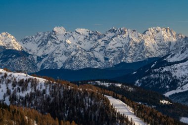 İtalya 'daki UNESCO Dünya Mirası sahası Dolomitleri' ndeki Üç Tepe (Drei Zinnen) kayak merkezi. 