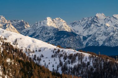 İtalya 'daki UNESCO Dünya Mirası sahası Dolomitleri' ndeki Üç Tepe (Drei Zinnen) kayak merkezi. 