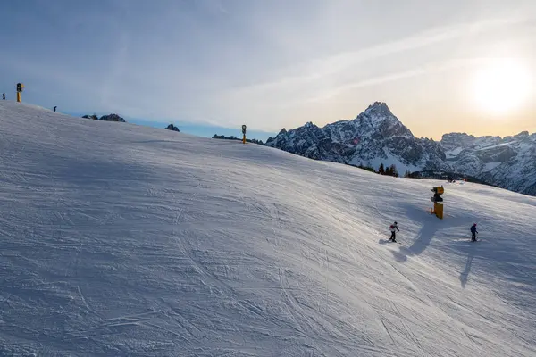 İtalya 'daki UNESCO Dünya Mirası sahası Dolomitleri' ndeki Üç Tepe (Drei Zinnen) kayak merkezi. 