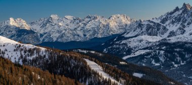 Üç Tepe (Drei Zinnen, Tre Cime), İtalya 'daki UNESCO Dünya Mirası sahası Dolomitleri' nde kayak merkezi..