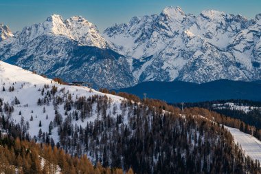 Üç Tepe (Drei Zinnen, Tre Cime), İtalya 'daki UNESCO Dünya Mirası sahası Dolomitleri' nde kayak merkezi..