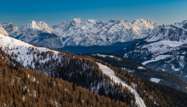 Üç Tepe (Drei Zinnen, Tre Cime), İtalya 'daki UNESCO Dünya Mirası sahası Dolomitleri' nde kayak merkezi..