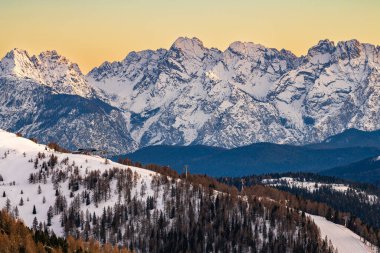 Üç Tepe (Drei Zinnen, Tre Cime), İtalya 'daki UNESCO Dünya Mirası sahası Dolomitleri' nde kayak merkezi..