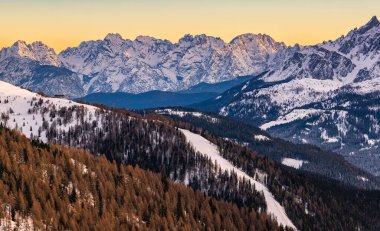 Üç Tepe (Drei Zinnen, Tre Cime), İtalya 'daki UNESCO Dünya Mirası sahası Dolomitleri' nde kayak merkezi..