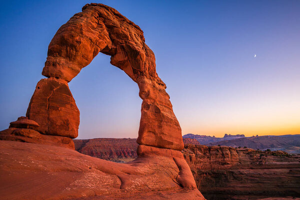 Нежная арка - самая известная достопримечательность национального парка Арки в Юте после заката в синие сумерки часа.