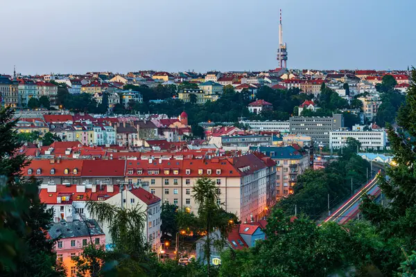 Arka planda Zizkov TV kulesi olan Prag Vinohrady şehri.. 