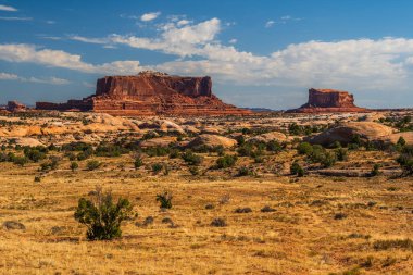 Utah ABD 'deki Kanyonlar Ulusal Parkı' nın Gök Bölgesi 'ndeki adanın kızıl uçurumlarının çöl bölgesi..