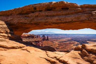Utah ABD 'deki Kanyonlar Gökyüzü Bölgesi ulusal parkının en ünlü simgesi Mesa Kemeri mavi bir günde.