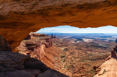 Utah ABD 'deki Kanyonlar Gökyüzü Bölgesi ulusal parkının en ünlü simgesi Mesa Kemeri mavi bir günde.