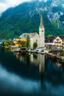 UNESCO 'nun dünya mirası alanı Hallstatt by the Hallstatter Avusturya' da sabah erken saatlerde puslu bulutlarda.