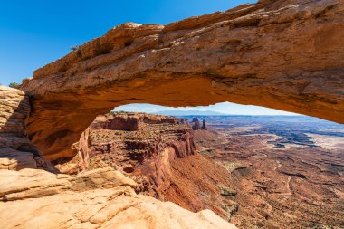 Utah ABD 'deki Kanyonlar Gökyüzü Bölgesi ulusal parkının en ünlü simgesi Mesa Kemeri mavi bir günde.