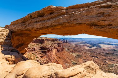 Utah ABD 'deki Kanyonlar Gökyüzü Bölgesi ulusal parkının en ünlü simgesi Mesa Kemeri mavi bir günde.