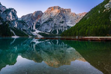 Lago di Braies Gölü Seekofel Dağı 'nın yansımasıyla UNESCO bölgesi Dolomitler' in sabah şafağında gerçekleştirdiği turuncu zirvede.