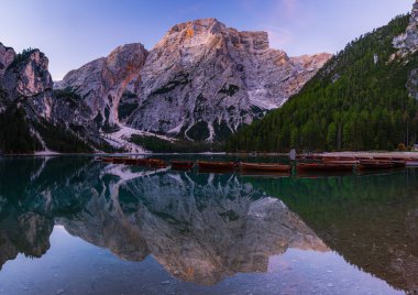 Lago di Braies Gölü Seekofel Dağı 'nın yansımasıyla UNESCO bölgesi Dolomitler' in sabah şafağında gerçekleştirdiği turuncu zirvede.