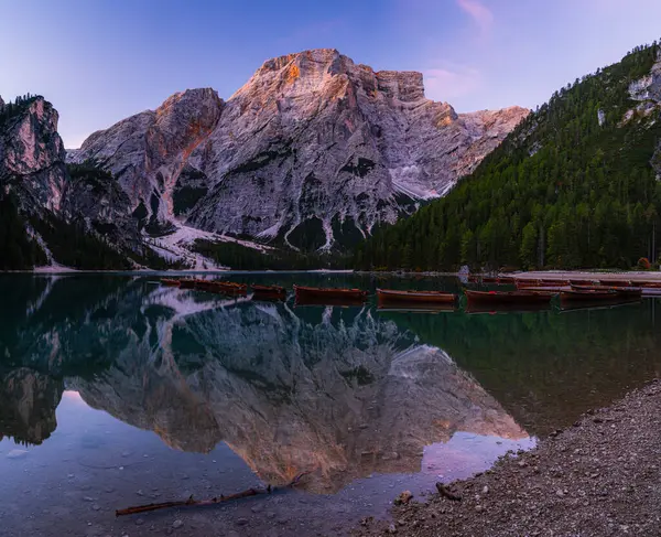 Lago di Braies Gölü Seekofel Dağı 'nın yansımasıyla UNESCO bölgesi Dolomitler' in sabah şafağında gerçekleştirdiği turuncu zirvede.