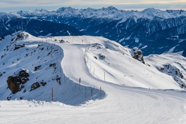 Avustralya-İtalya sınırındaki Sillian 'daki Hochpustertal kayak merkezi.. 