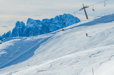 Avustralya-İtalya sınırındaki Sillian 'daki Hochpustertal kayak merkezi.. 