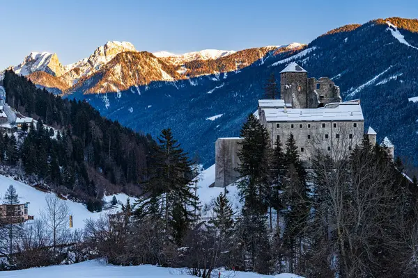 Avusturya Alpleri 'ndeki Burg Heinfels şatosu Sillian' daki Avustralya İtalya sınırında kış günbatımında..