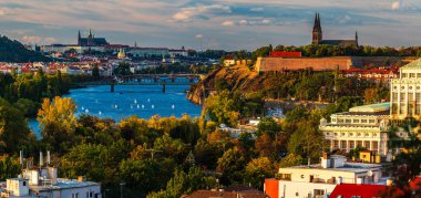 UNESCO 'nun Prag şatosu ve Vysehrad ve Vltava nehrinin şehri sonbahar öğleden sonra güçlü güneş ışığı altında.