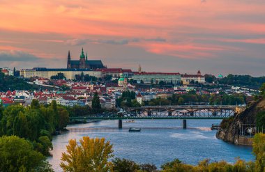 UNESCO 'nun Prag şatosu ve Vysehrad ve Vltava nehrinin şehri sonbaharın sonlarında akşam alacakaranlığı..