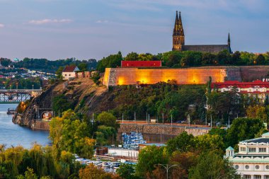 UNESCO 'nun Prag şatosu ve Vysehrad ve Vltava nehrinin şehri sonbaharın sonlarında akşam alacakaranlığı..