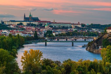 UNESCO 'nun Prag şatosu ve Vysehrad ve Vltava nehrinin şehri sonbaharın sonlarında akşam alacakaranlığı..