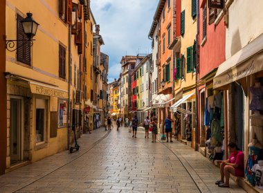 Rovinj, Hırvatistan, 4 Haziran 2022 - Rovinj şehrinin Istria yarımadasındaki dar caddesi