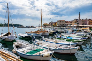 Hırvatistan 'daki Rovinj limanı, yaz günü teknelerle dolu Istria yarımadası.