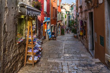 Rovinj, Hırvatistan, 4 Haziran 2022 - Rovinj şehrinin Istria yarımadasındaki dar caddesi