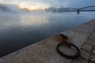 Eski Vysehrad tren köprüsü ve Vysehrad Bazilikası sonbaharda sabahın erken saatlerinde UNESCO 'nun Prag kentinde sisli bir havada.