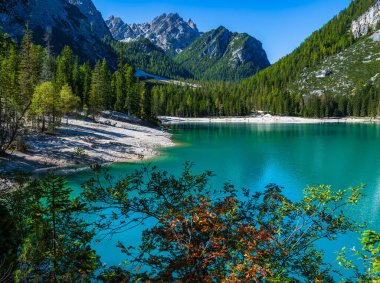 Pragser Wildsee (Lago di Braies), İtalyan Alplerindeki UNESCO doğa sahasının merkezinde yer alıyor.. 