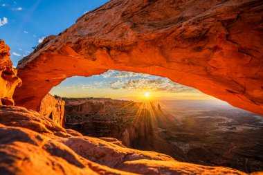 Utah 'ta Moab yakınlarındaki Kanyonlar Ulusal Parkı' nın Gök Bölgesi 'ndeki Mesa Kemeri' nde doğan bir güneş..
