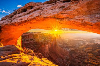 Utah 'ta Moab yakınlarındaki Kanyonlar Ulusal Parkı' nın Gök Bölgesi 'ndeki Mesa Kemeri' nde doğan bir güneş..