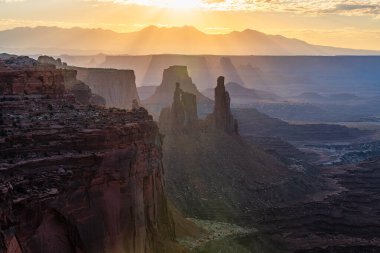 Utah 'ta Moab yakınlarındaki Canyonlands Ulusal Parkı' nın Gök Bölgesi 'nde gün doğumunda dramatik bir kanyon kaya oluşumu meydana geldi.