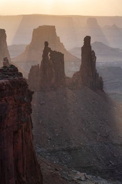 Utah 'ta Moab yakınlarındaki Canyonlands Ulusal Parkı' nın Gök Bölgesi 'nde gün doğumunda dramatik bir kanyon kaya oluşumu meydana geldi.
