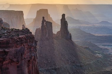 Utah 'ta Moab yakınlarındaki Canyonlands Ulusal Parkı' nın Gök Bölgesi 'nde gün doğumunda dramatik bir kanyon kaya oluşumu meydana geldi.