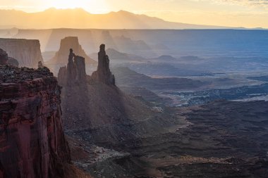 Utah 'ta Moab yakınlarındaki Canyonlands Ulusal Parkı' nın Gök Bölgesi 'nde gün doğumunda dramatik bir kanyon kaya oluşumu meydana geldi.