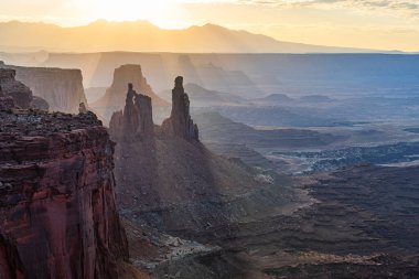 Utah 'ta Moab yakınlarındaki Canyonlands Ulusal Parkı' nın Gök Bölgesi 'nde gün doğumunda dramatik bir kanyon kaya oluşumu meydana geldi.