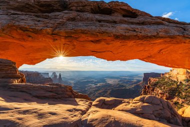 Utah 'ta Moab yakınlarındaki Kanyonlar Ulusal Parkı' nın Gök Bölgesi 'ndeki Mesa Kemeri' nde doğan bir güneş..