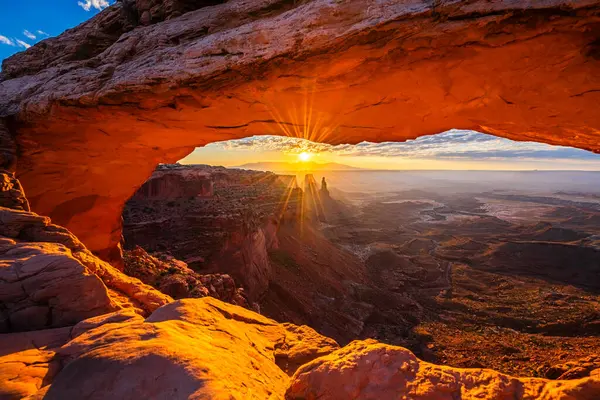 Utah 'ta Moab yakınlarındaki Kanyonlar Ulusal Parkı' nın Gök Bölgesi 'ndeki Mesa Kemeri' nde doğan bir güneş..