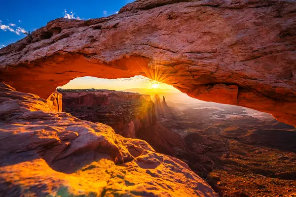 Utah 'ta Moab yakınlarındaki Kanyonlar Ulusal Parkı' nın Gök Bölgesi 'ndeki Mesa Kemeri' nde doğan bir güneş..